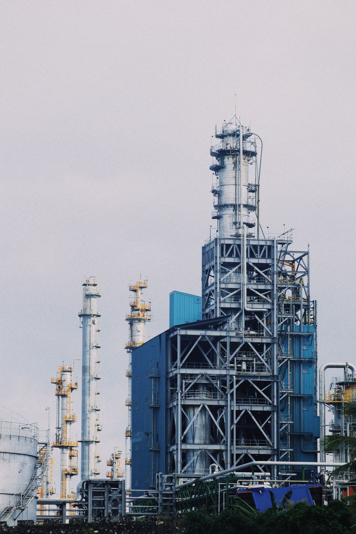Cum se reduce consumul de energie electrică într-o hală de producție